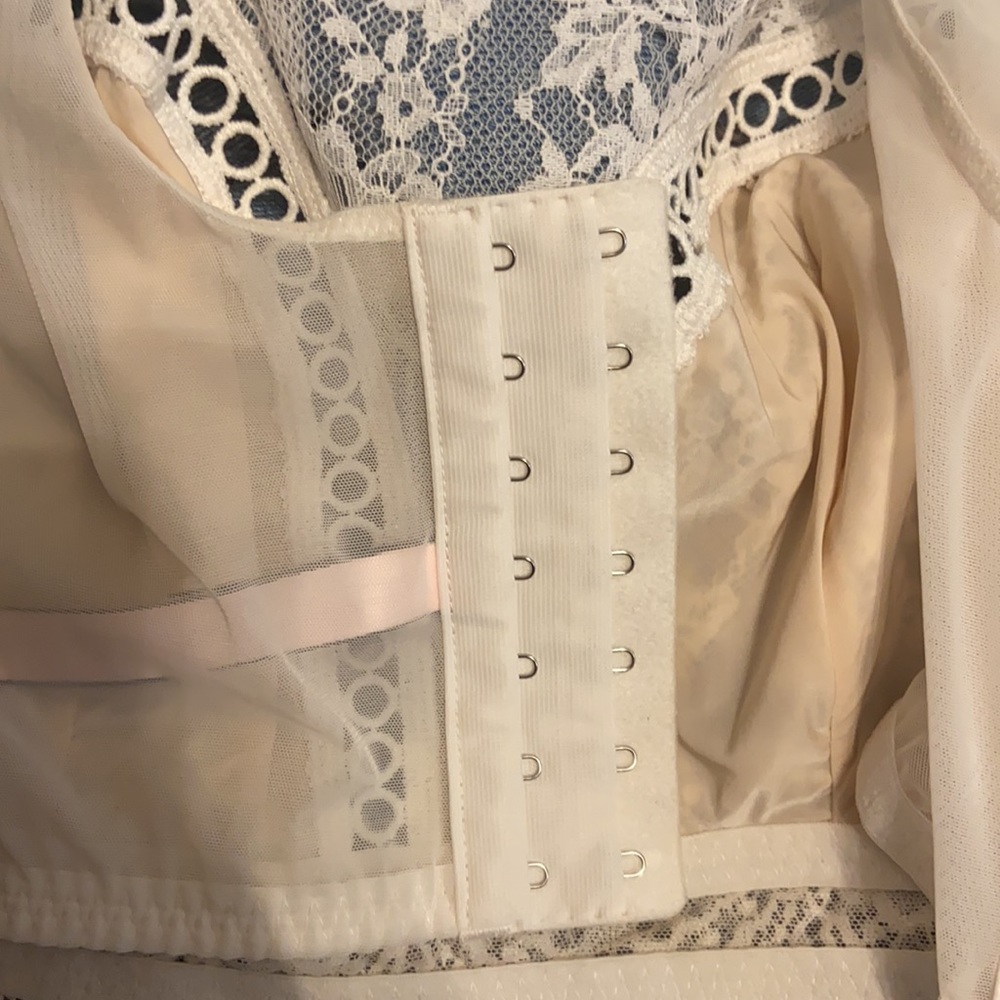 New Victoria’s Secret white lace bra top size large - Picture 2 of 2